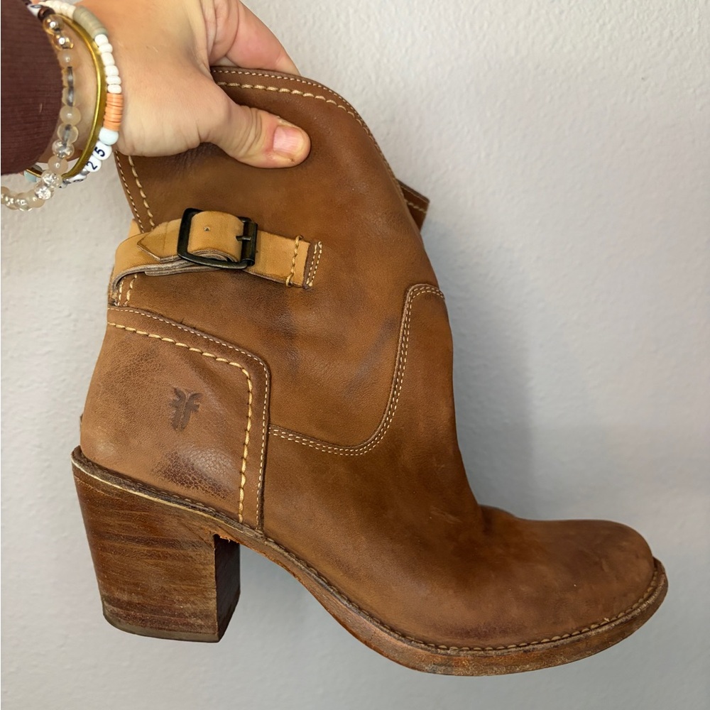 Women’s Frye Carmen Harness short  size 8.5